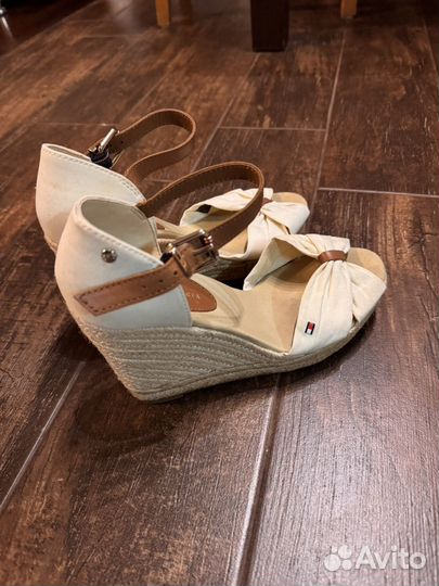 Tommy hilfiger босоножки 38