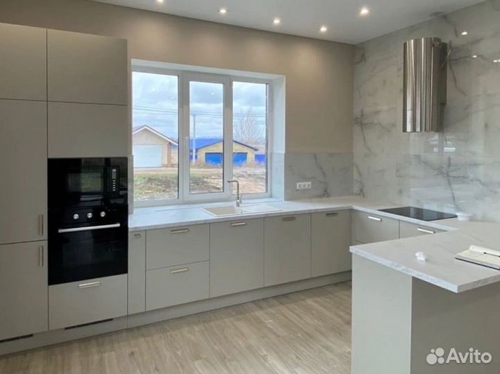 Белая кухня с барной стойкой