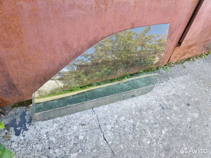 Стекло передней левой двери Ауди а4в5