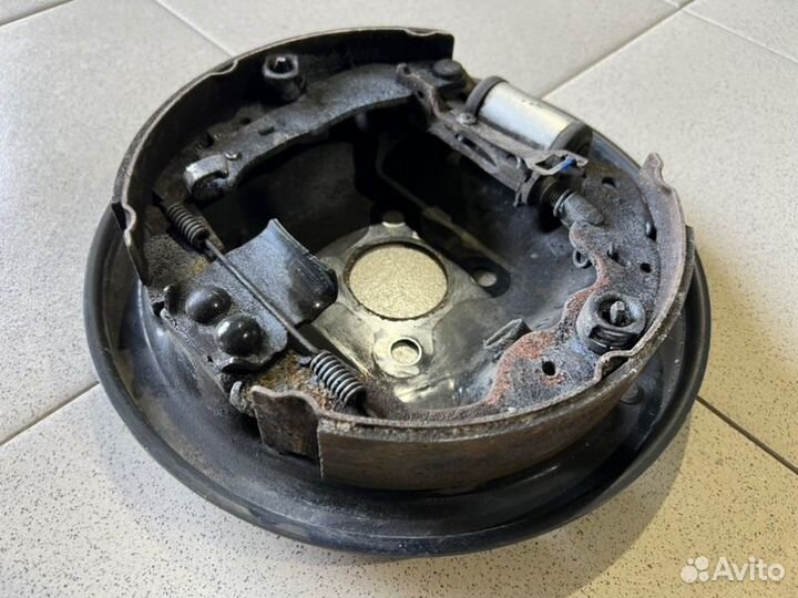 Щит опорный задний правый Renault Arkana пробег 46