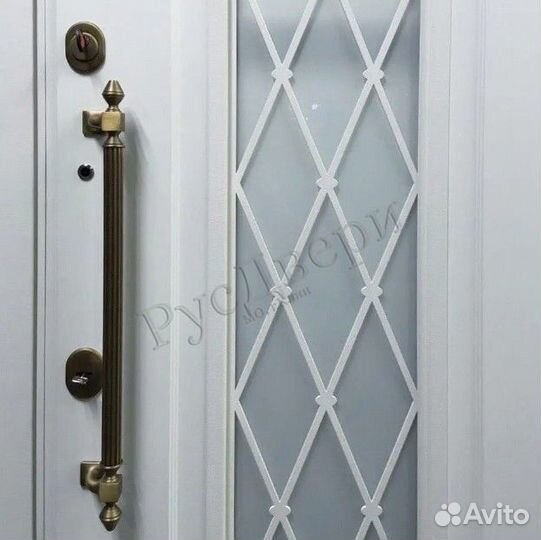 Белая металлическая входная дверь с окном