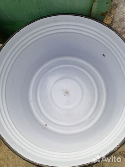 Кастрюли большие и бутыли