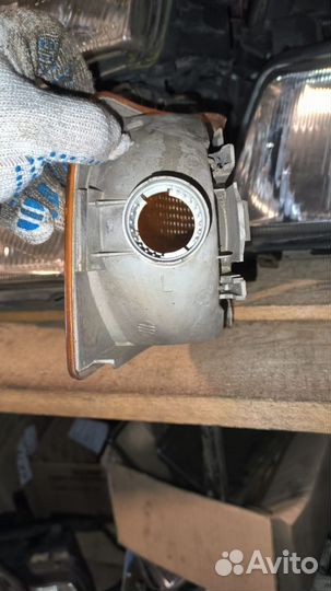 Поворотник Hella передний левый Audi 100c3