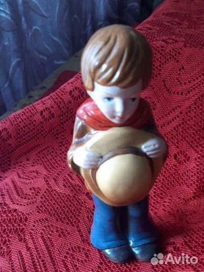 Фарфоровая статуэтка