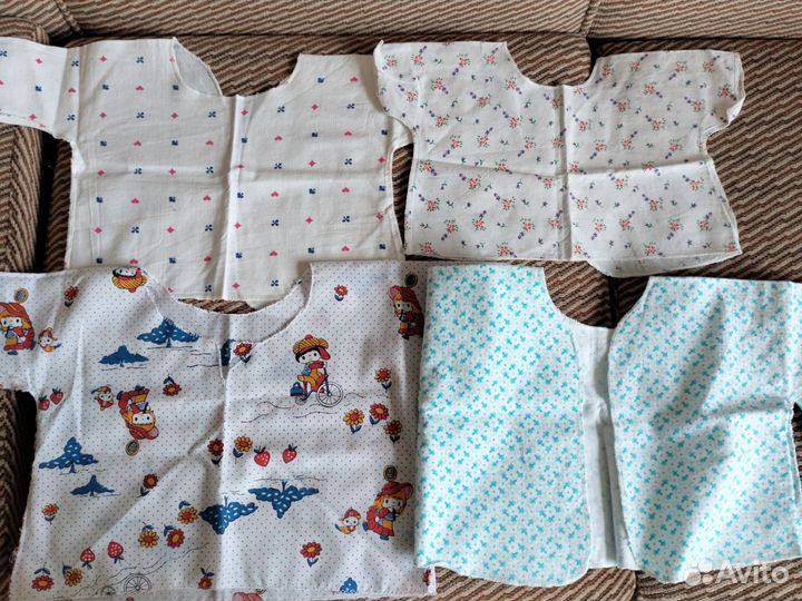 Чепчики, распашонки для новорожденных 1984г