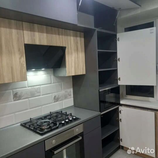 Кухня на заказ трехуровневая