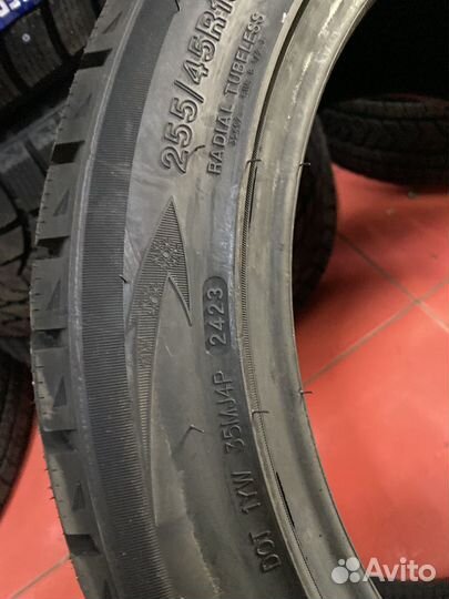 Tri Ace Snow White II 255/45 R19 104H