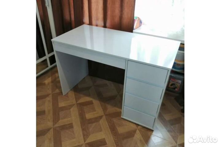 Компьютерный стол белый глянец