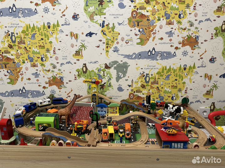 Деревянная железная дорога со столом