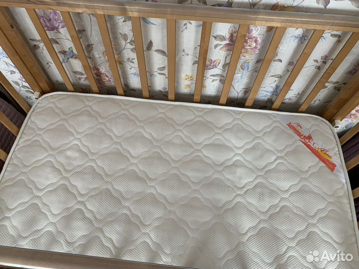 Детская кроватка с маятником