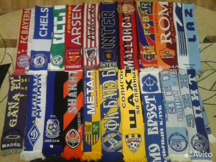 Коллекция футбольных и хоккейных шарфов