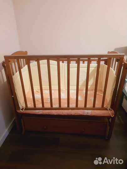 Детская кроватка с маятником и ящиком