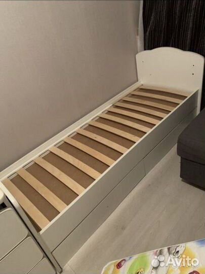 Детская кроватка с маятником и ящиком