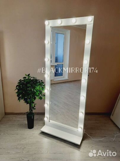 Ростовое зеркало с лампами