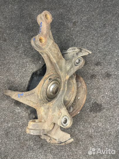 Поворотный кулак левый Honda Freed