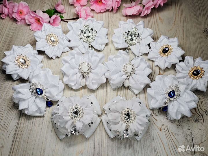 Бантики ручной работы на 1 сентября, белые