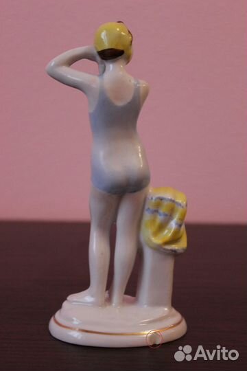Фарфоровая статуэтка Юная купальщица лфз