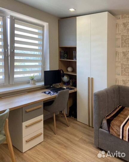 Письменный стол в детскую со шкафом