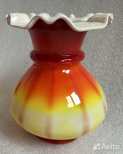 Яркая вазочка завода Красный май