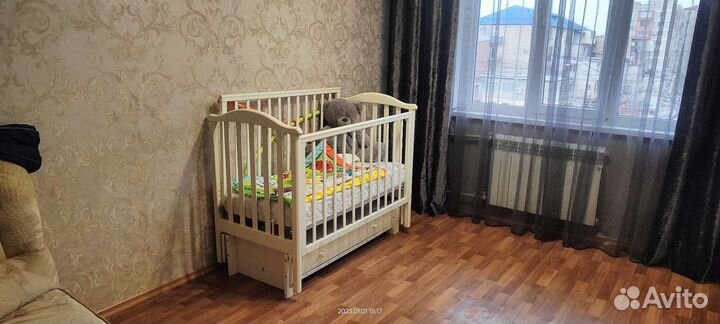 Детская кроватка с маятником и ящиком