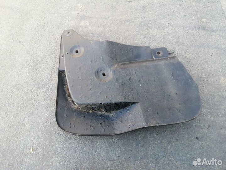 Брызговик передний правый Toyota Land Cruiser 200