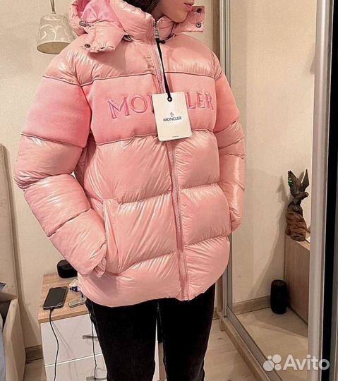 Розовый пуховик moncler