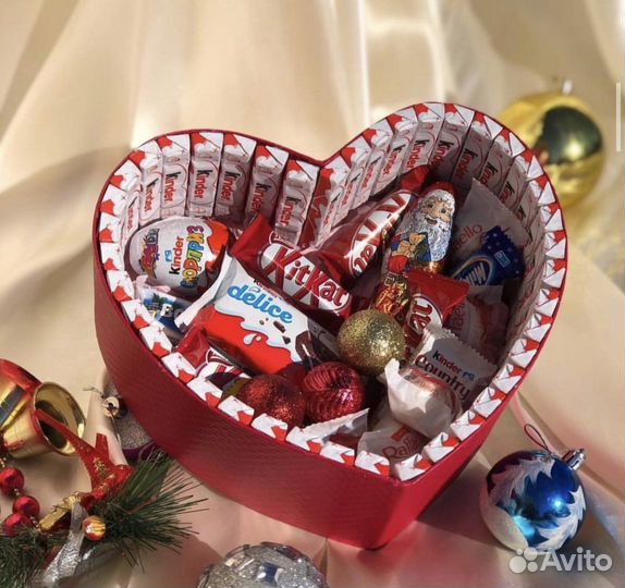 Торт из киндеров, букет, подарок