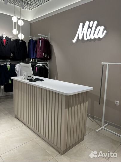 Стойка ресепшн с рейками