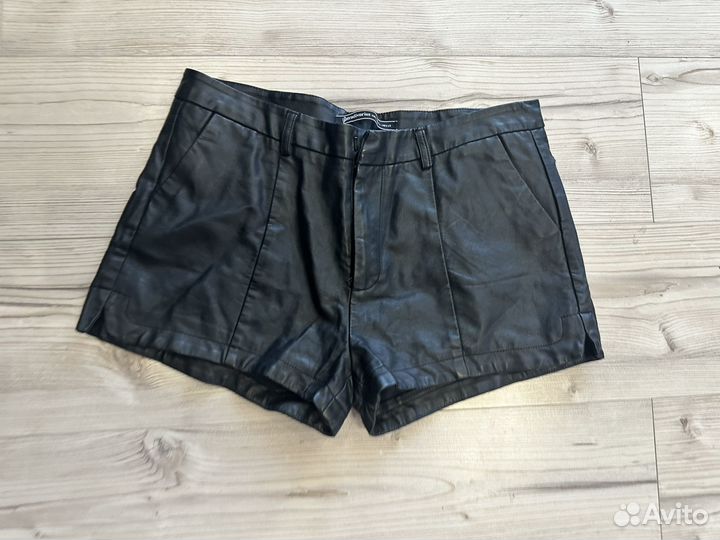 Кожаные шорты и кофточка