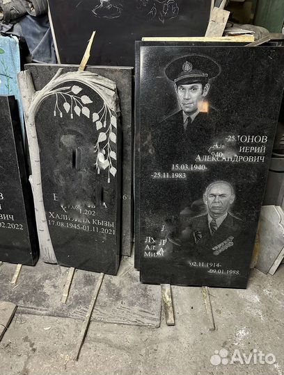 Памятники, ограды, мемориальные доски