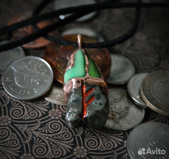Денежный магнит, амулет с пиритом и руной Феху