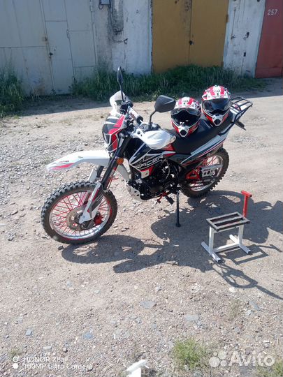 Мотоцикл + два шлема + мотоподъёмник