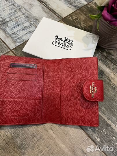 Обложка на паспорт Coach красная с бежевым кожа