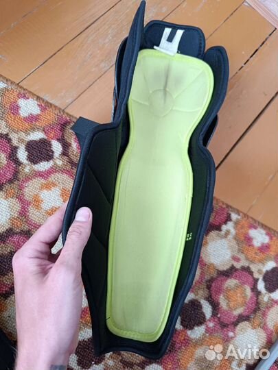 Щитки хоккейные 16