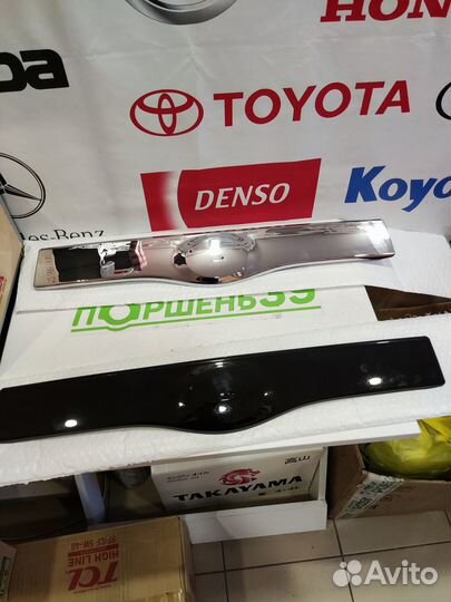 Накладка Задней Двери черная Toyota Prius NHW20