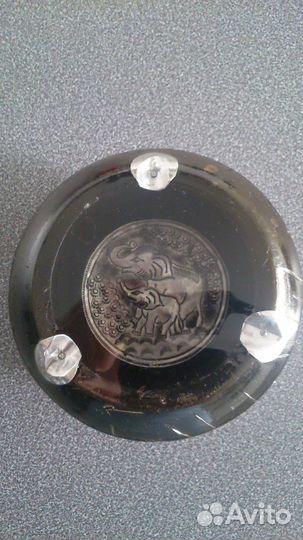 Пепельница из натурального дерева с чеканкой