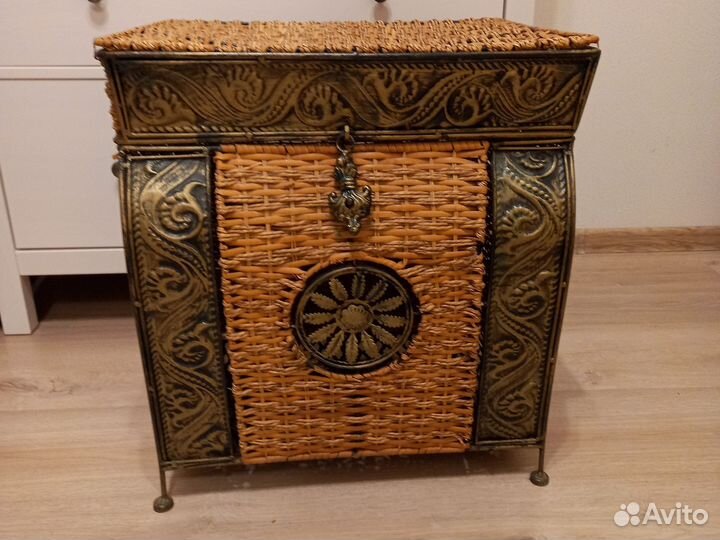 Сундук плетеный с кованой инкрустацией