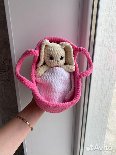 Зайчик в корзинке