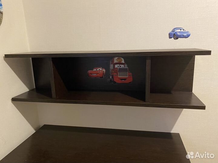 Детский письменный стол с полкой