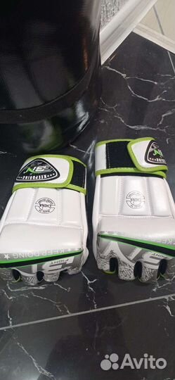 Боксерская груша и перчатки mma