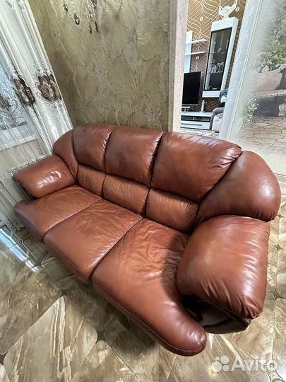 Кожаный диван