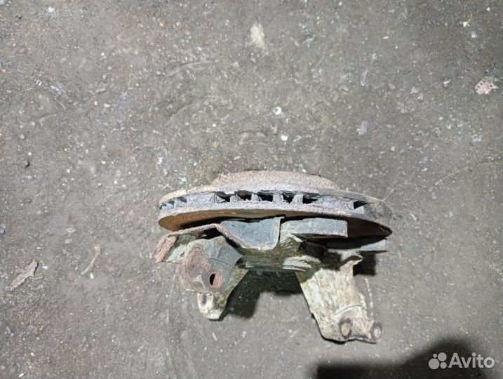 Поворотный кулак передний правый Mazda 323 BA