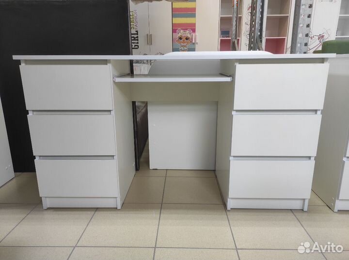 Компьютерный стол белый