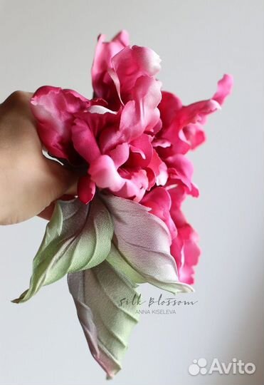 Брошь роза из шелка Roger Lambelin