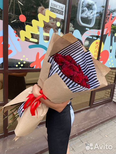 Букет красных роз в крафте