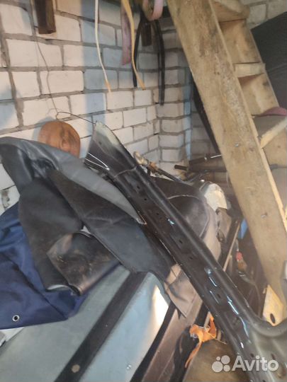 Стойка правая и средняя крыши, часть крыши