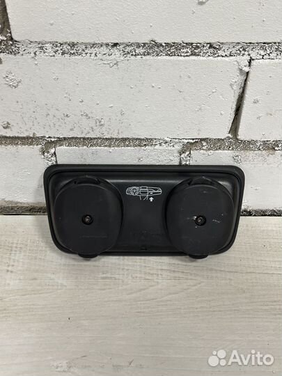 Вставка подстаканника BMW F30