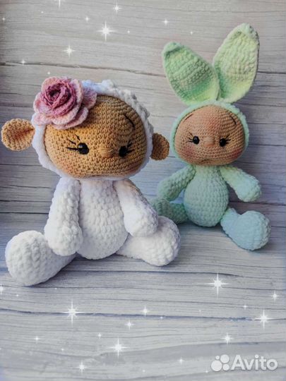 Игрушки в плюшевых костюмах