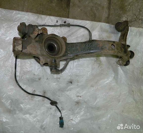 Кулак поворотный левый VW Passat B5