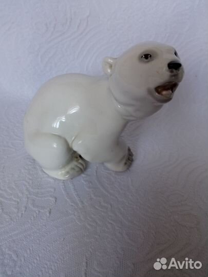 Фарфоровая статуэтка белый медведь